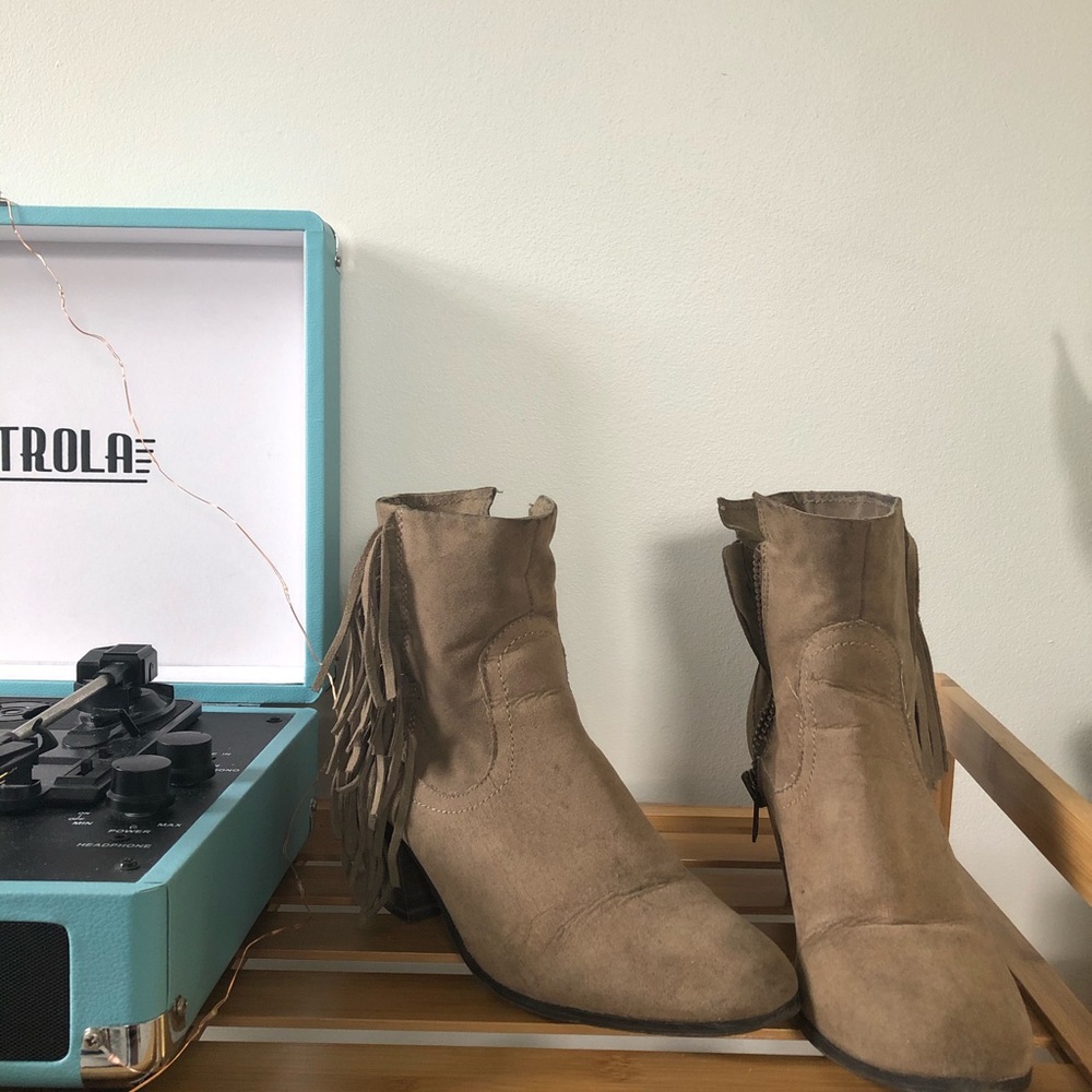❣️ 4/$20 - Tan Tassel Ankle Booties